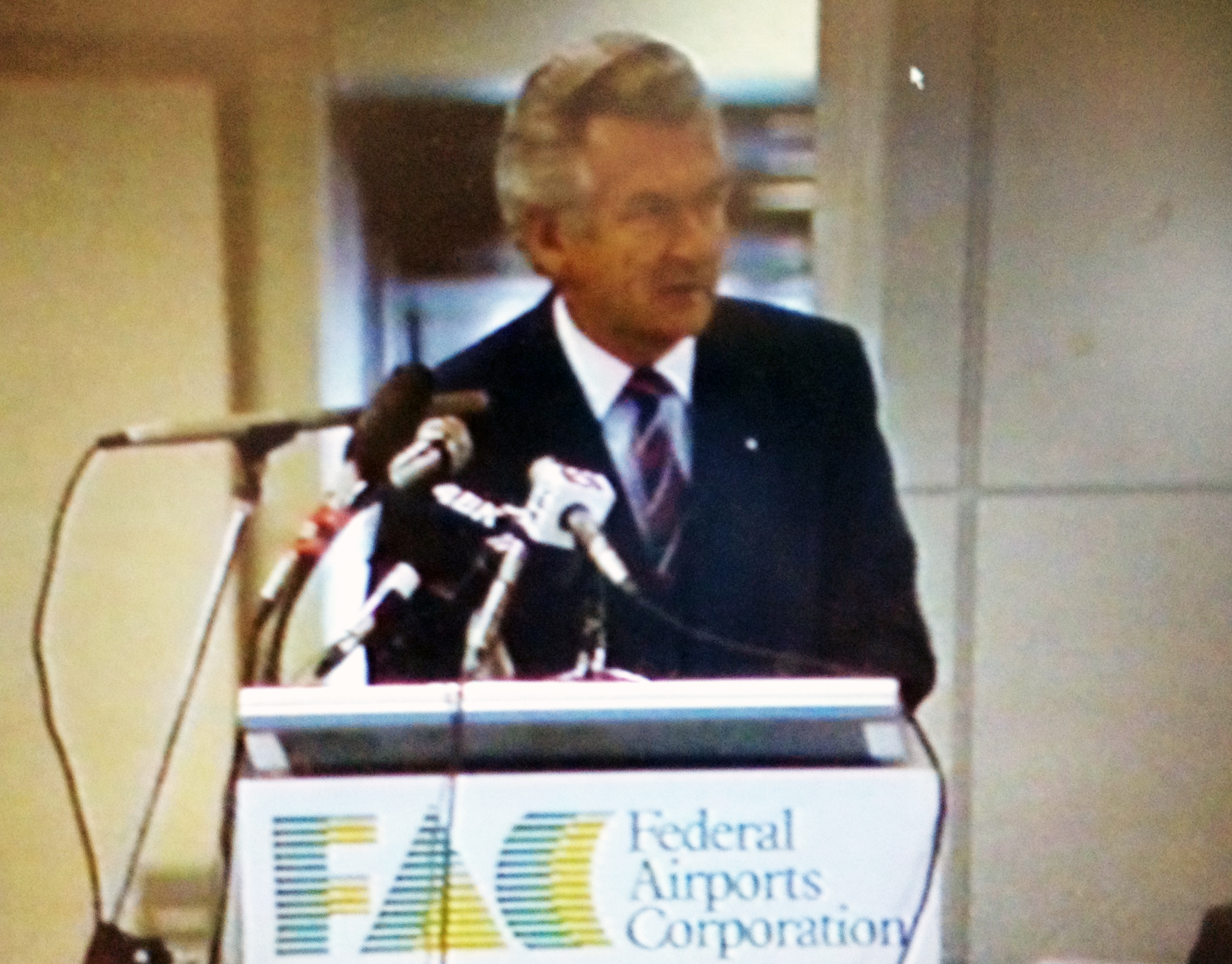 Bob Hawke officially opens Brisbane Airport in 1988