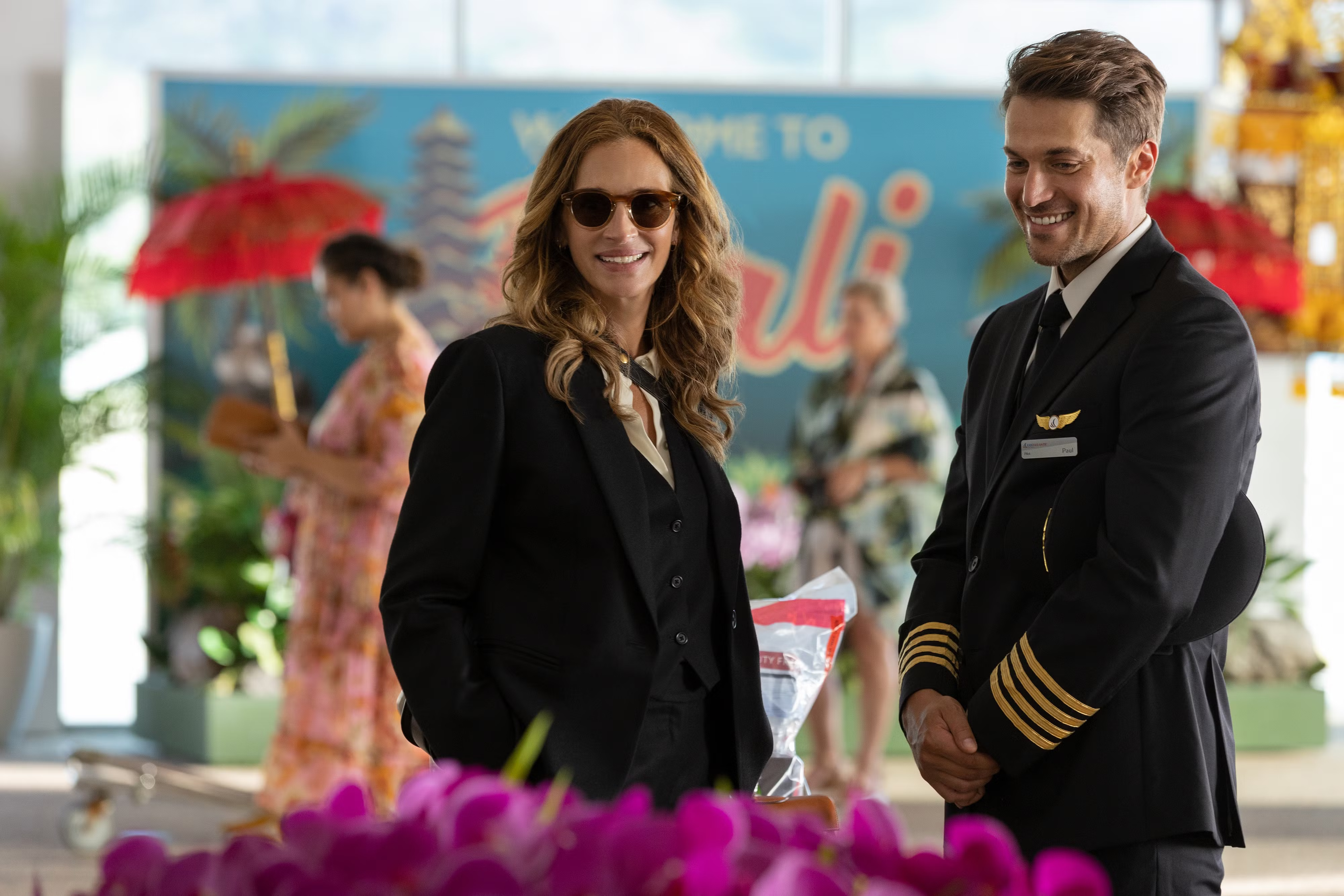Lucas Bravo and Julia Roberts, Ticket to Paradise, Brisbane Airport